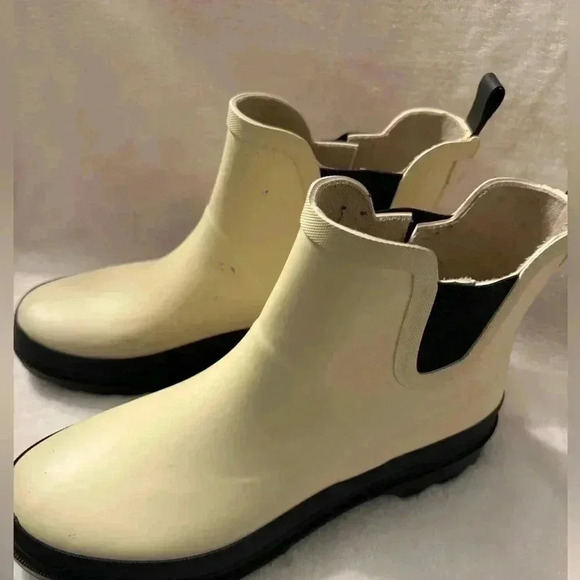 Water resistant Chelsea rain slip on ankle boots in cream color Women’s size 8 - Picture 2 of 9